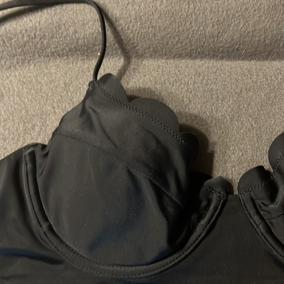 Black scalloped bathing suit top - Picture 3 of 3